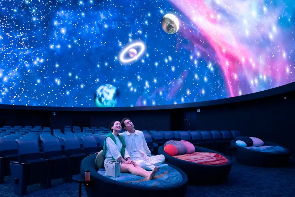 『ホラープラネタリウム ふり返りの旋律』オリジナルカフェメニュー「ふり返りのコーヒーゼリーミルク」「旋律のチーズケーキ」2025年7月18日(金)より期間限定で販売開始！ 画像 8