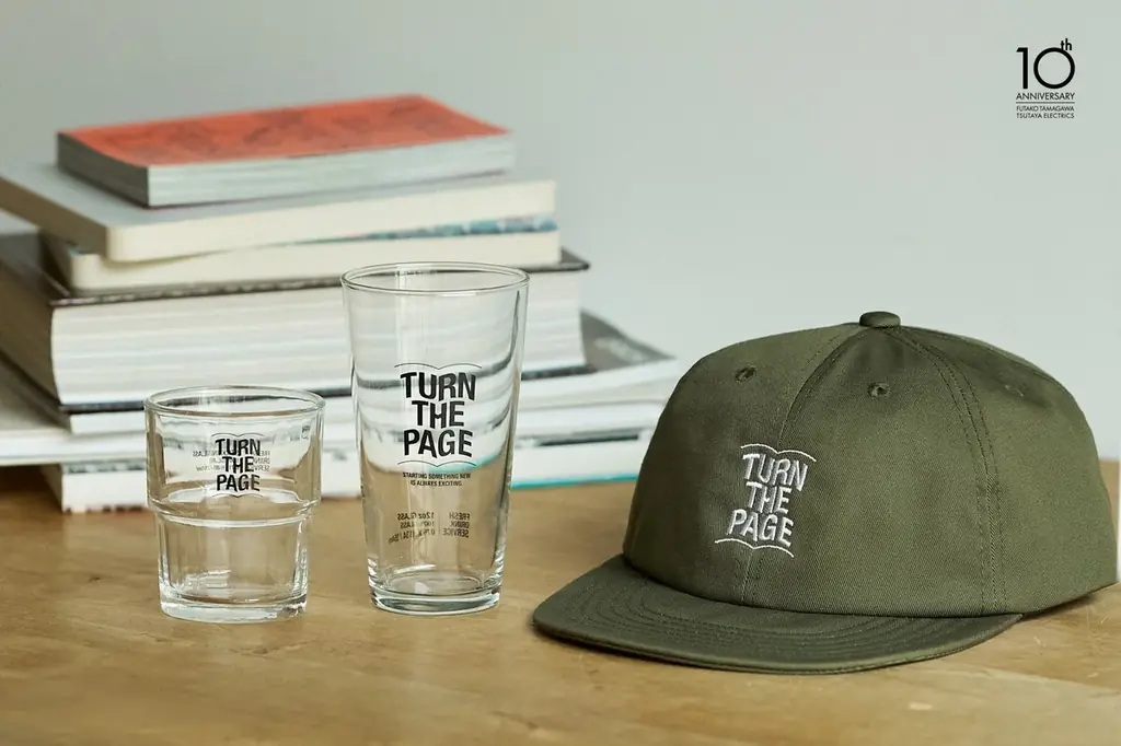 【二子玉川 蔦屋家電】オープン10周年を記念し、アパレルブランド・FreshServiceの別注アイテム“TURN THE PAGE”を7/18(金)より販売 画像 1