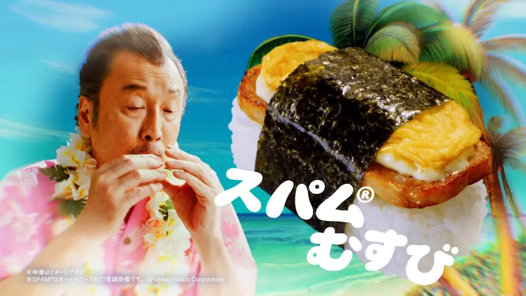 吉田鋼太郎さんと八木莉可子さんが“初めてのハワイ気分”を満喫　ウクレレを用いてファミマのあの曲の演奏に挑戦！「おいしいハワイを食べつくせ！」 新CM「うまアロハ」篇　7月15日(火)より放映開始 画像 3