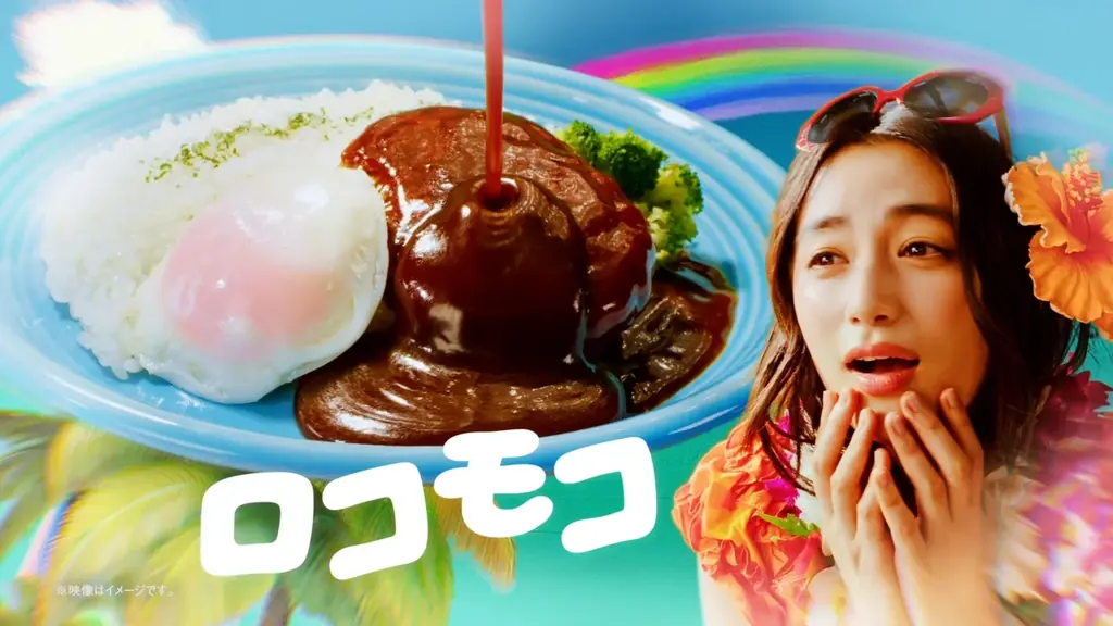 吉田鋼太郎さんと八木莉可子さんが“初めてのハワイ気分”を満喫　ウクレレを用いてファミマのあの曲の演奏に挑戦！「おいしいハワイを食べつくせ！」 新CM「うまアロハ」篇　7月15日(火)より放映開始 画像 4