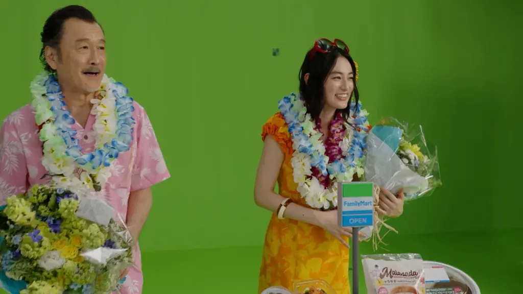 吉田鋼太郎さんと八木莉可子さんが“初めてのハワイ気分”を満喫　ウクレレを用いてファミマのあの曲の演奏に挑戦！「おいしいハワイを食べつくせ！」 新CM「うまアロハ」篇　7月15日(火)より放映開始 画像 6