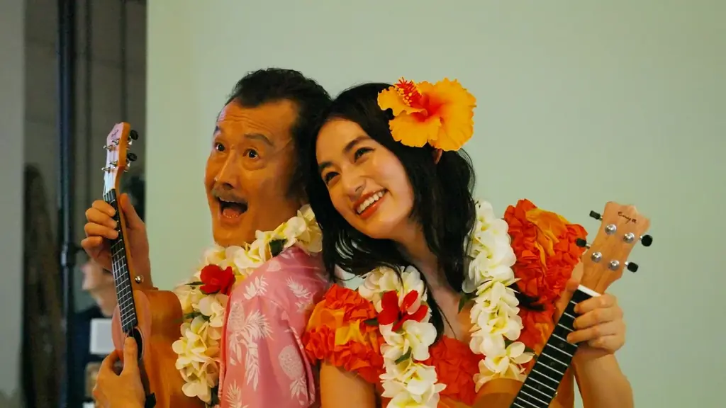 吉田鋼太郎さんと八木莉可子さんが“初めてのハワイ気分”を満喫　ウクレレを用いてファミマのあの曲の演奏に挑戦！「おいしいハワイを食べつくせ！」 新CM「うまアロハ」篇　7月15日(火)より放映開始 画像 7
