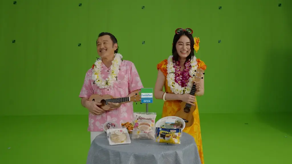吉田鋼太郎さんと八木莉可子さんが“初めてのハワイ気分”を満喫　ウクレレを用いてファミマのあの曲の演奏に挑戦！「おいしいハワイを食べつくせ！」 新CM「うまアロハ」篇　7月15日(火)より放映開始 画像 8