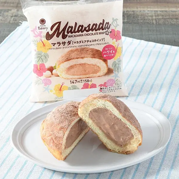 吉田鋼太郎さんと八木莉可子さんが“初めてのハワイ気分”を満喫　ウクレレを用いてファミマのあの曲の演奏に挑戦！「おいしいハワイを食べつくせ！」 新CM「うまアロハ」篇　7月15日(火)より放映開始 画像 9