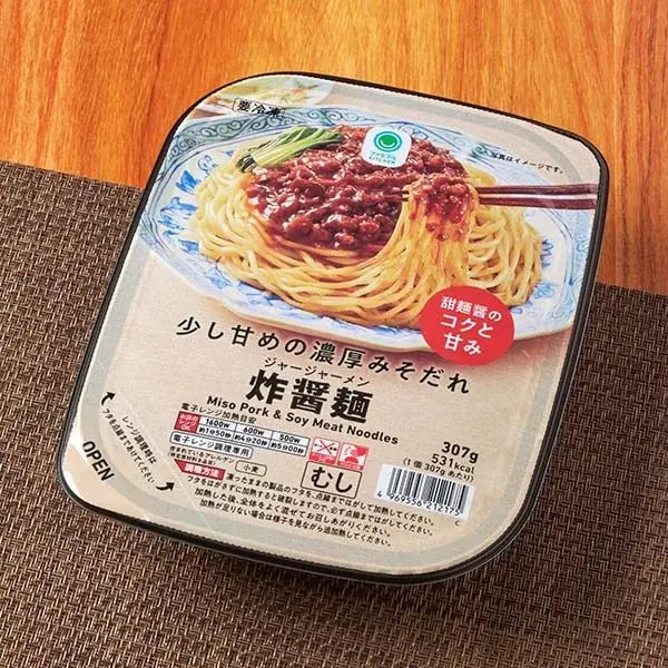 冷凍食品カテゴリ復活要望No.1の商品が復活！「ファミマルKITCHEN」汁なし冷凍麺シリーズ「少し甘めの濃厚みそだれ　炸醤麺（ジャージャーメン）」発売！ 画像 2