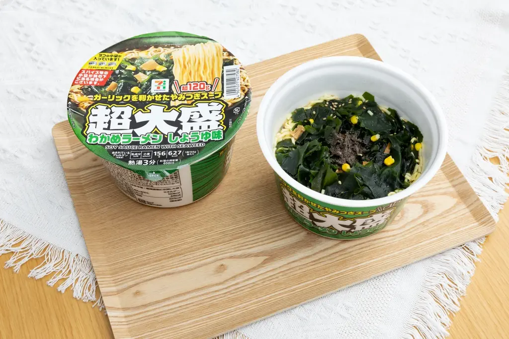 麺量約120g！レギュラーサイズの約2倍(※1)の圧倒的な食べ応え！「セブンプレミアム 超大盛 わかめラーメン しょうゆ味」「セブンプレミアム 超大盛 辛タンメン」7月22日（火）より順次発売 画像 2