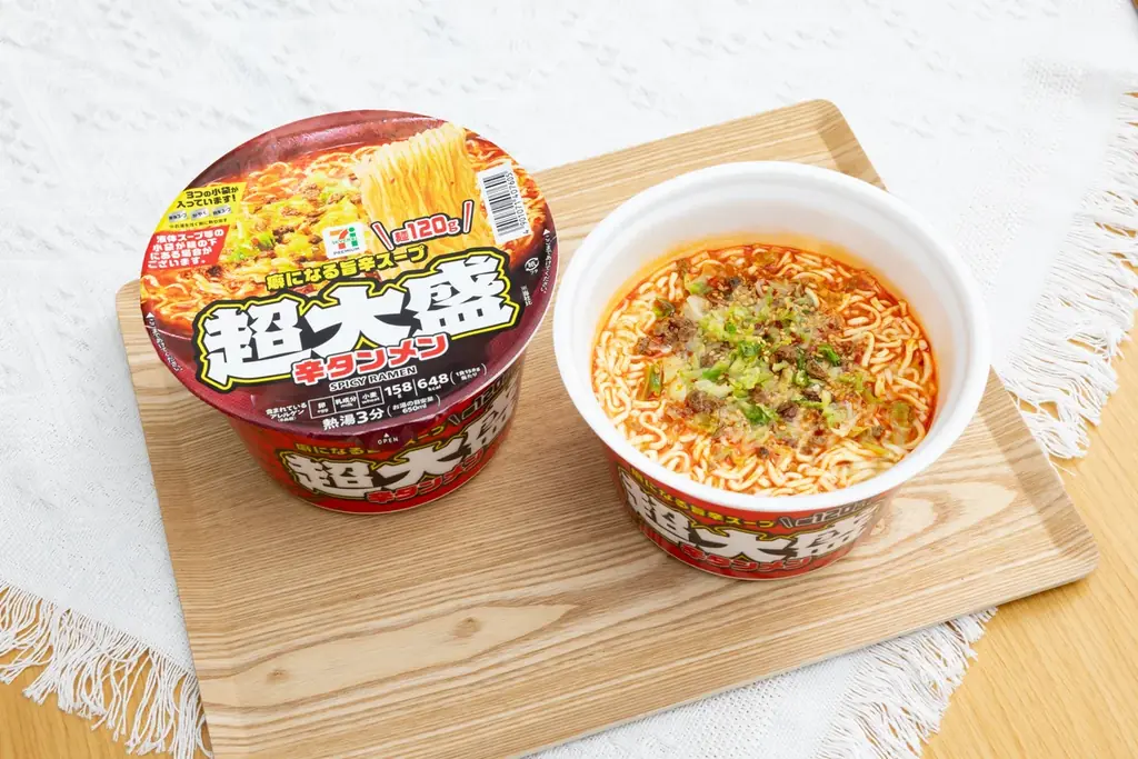 麺量約120g！レギュラーサイズの約2倍(※1)の圧倒的な食べ応え！「セブンプレミアム 超大盛 わかめラーメン しょうゆ味」「セブンプレミアム 超大盛 辛タンメン」7月22日（火）より順次発売 画像 3