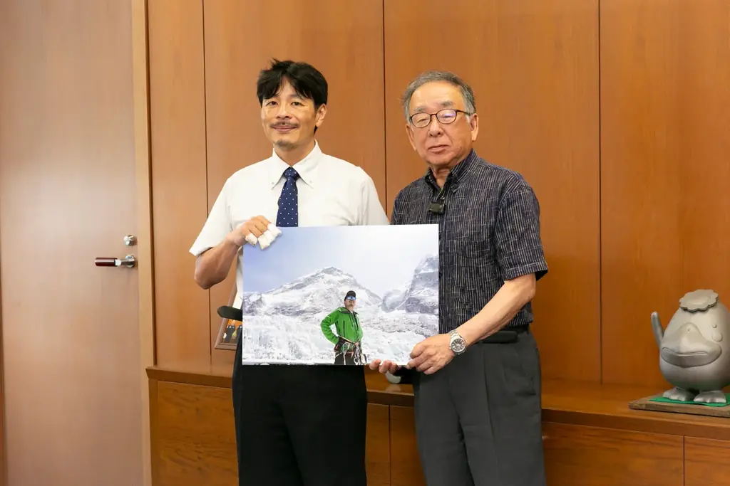 TCB中園医師が”久留米市民初のエベレスト登頂成功”を橋本副市長へご報告。久留米市の子ども達にチャレンジの精神を伝えてまいります。 画像 1