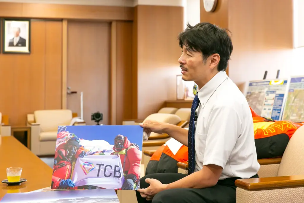 TCB中園医師が”久留米市民初のエベレスト登頂成功”を橋本副市長へご報告。久留米市の子ども達にチャレンジの精神を伝えてまいります。 画像 4