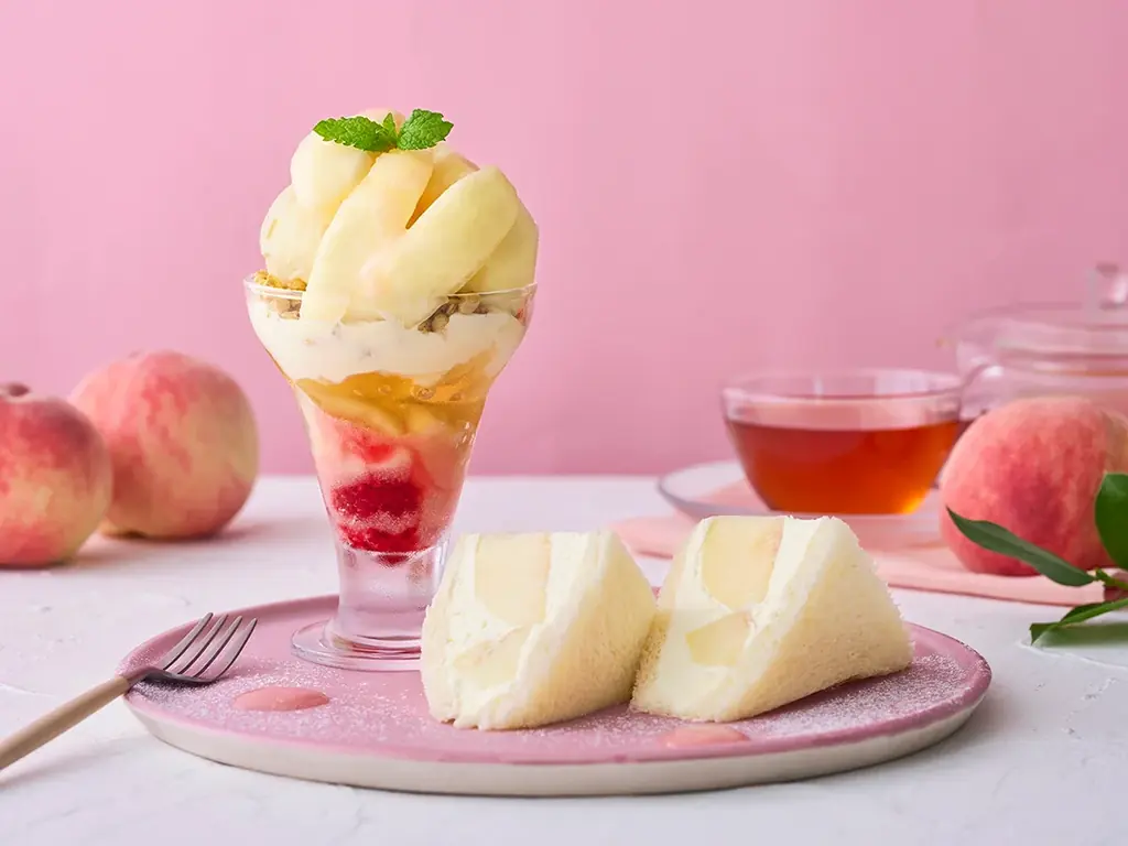 【Afternoon Tea】白桃パフェとフルーツサンドが楽しめる「白桃づくしのスイーツプレート」や、まるごと白桃のミルフィーユを店舗限定で発売 画像 1