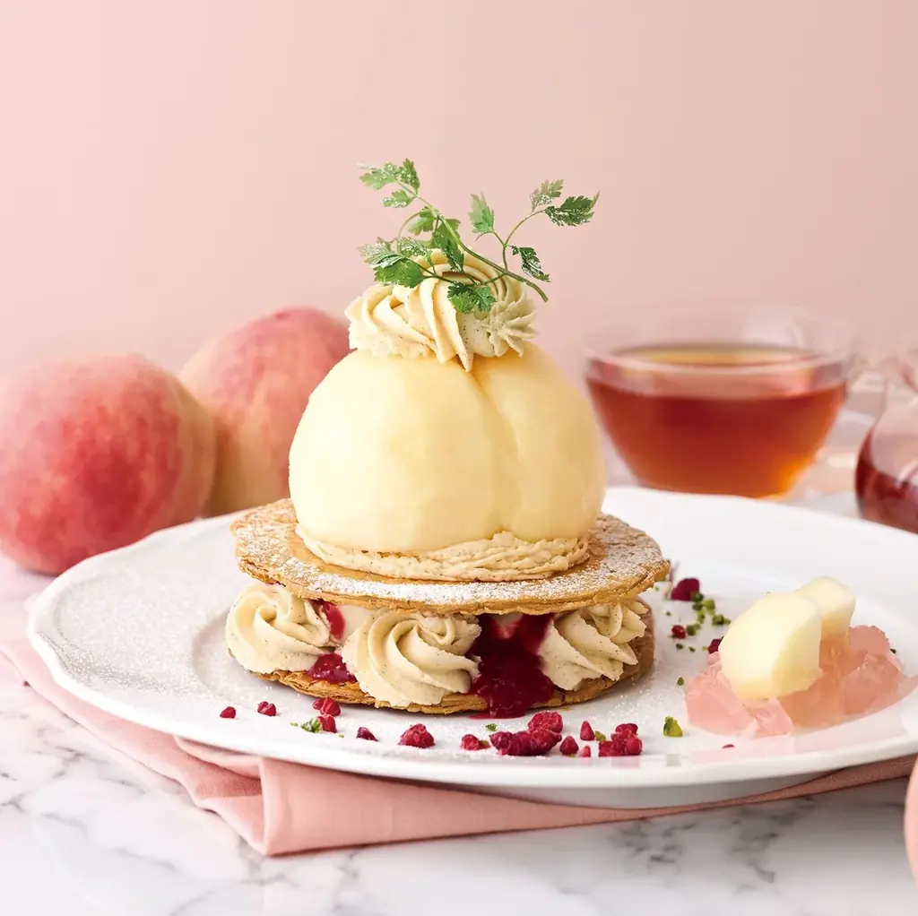 【Afternoon Tea】白桃パフェとフルーツサンドが楽しめる「白桃づくしのスイーツプレート」や、まるごと白桃のミルフィーユを店舗限定で発売 画像 3