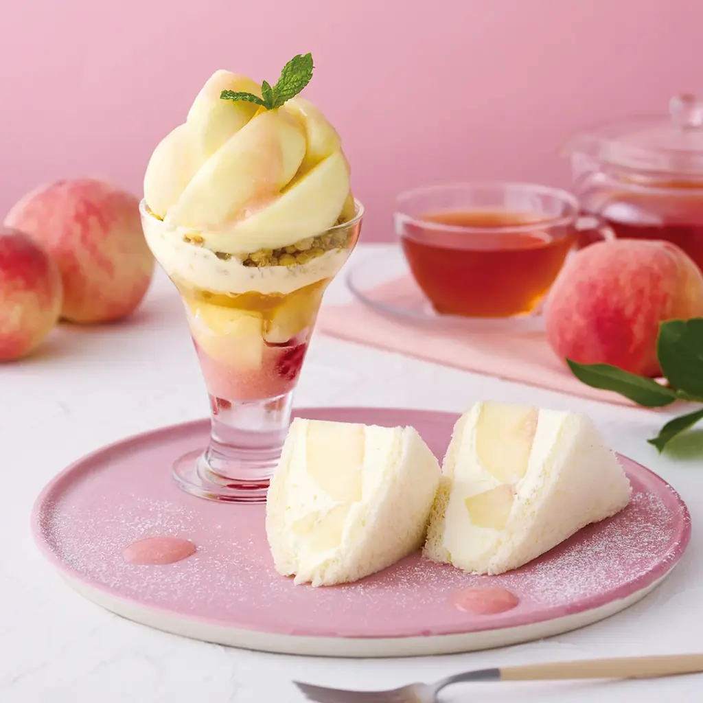【Afternoon Tea】白桃パフェとフルーツサンドが楽しめる「白桃づくしのスイーツプレート」や、まるごと白桃のミルフィーユを店舗限定で発売 画像 5