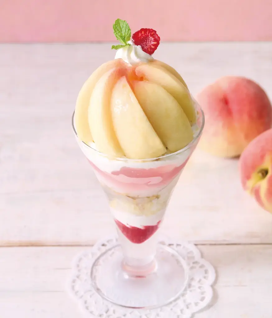 【Afternoon Tea】白桃パフェとフルーツサンドが楽しめる「白桃づくしのスイーツプレート」や、まるごと白桃のミルフィーユを店舗限定で発売 画像 7