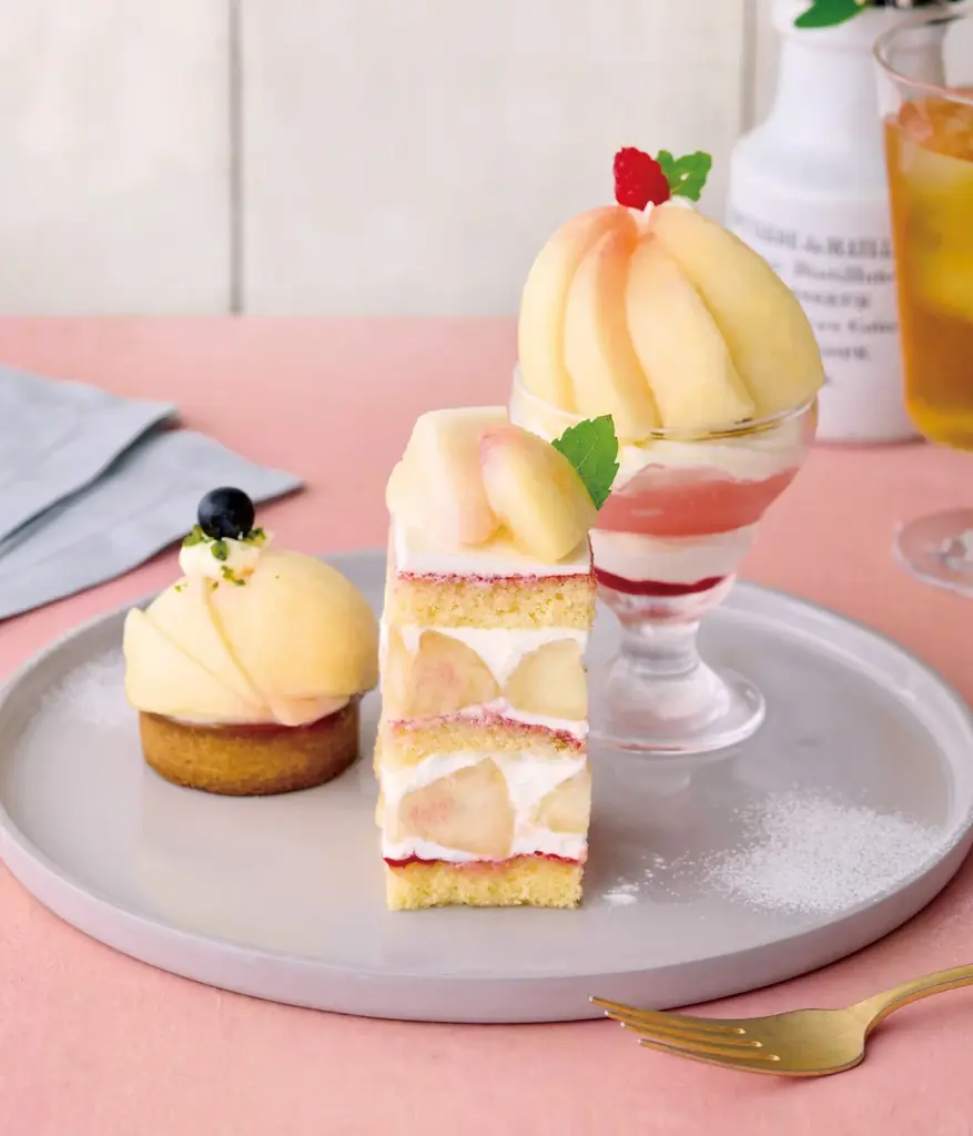 【Afternoon Tea】白桃パフェとフルーツサンドが楽しめる「白桃づくしのスイーツプレート」や、まるごと白桃のミルフィーユを店舗限定で発売 画像 8