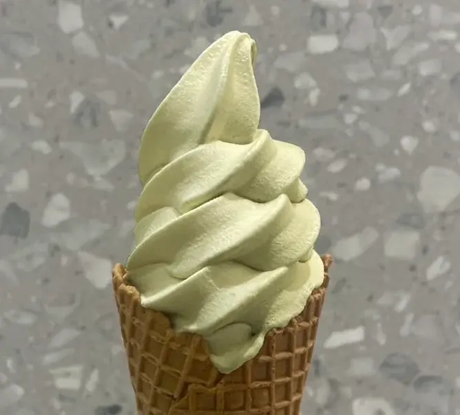 【新フレーバー登場】ブランドカラーのソフトクリーム、誕生。”大人のピスタチオ”が仲間入り!!発酵バターとのミックスも楽しめる贅沢ソフトクリームに 画像 3
