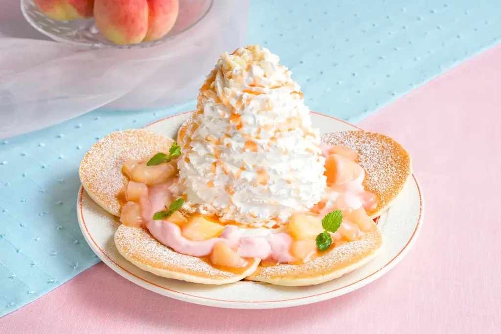 【Eggs ’n Things】旬の桃などを使った爽やかな夏メニューが登場! 「白桃のパンケーキ」 「塩レモンのグリルドチキンサラダ」 7月25日(金)~8月20日(水) 画像 2