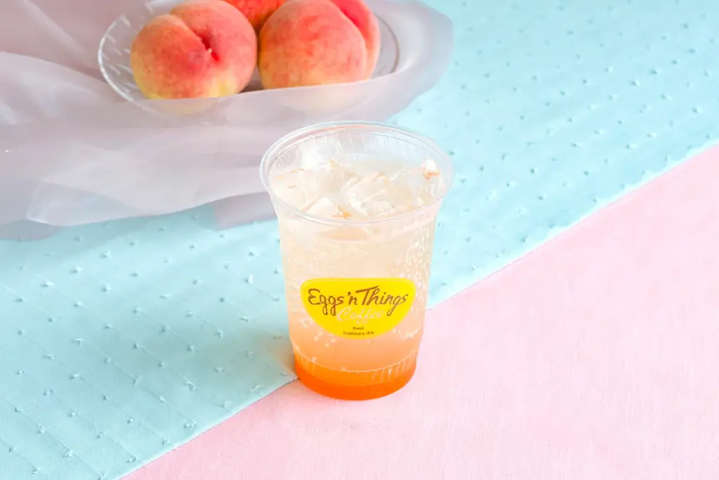 【Eggs ’n Things】旬の桃などを使った爽やかな夏メニューが登場！ 「白桃のパンケーキ」 「塩レモンのグリルドチキンサラダ」 7月25日（金）～8月20日（水） 画像 7