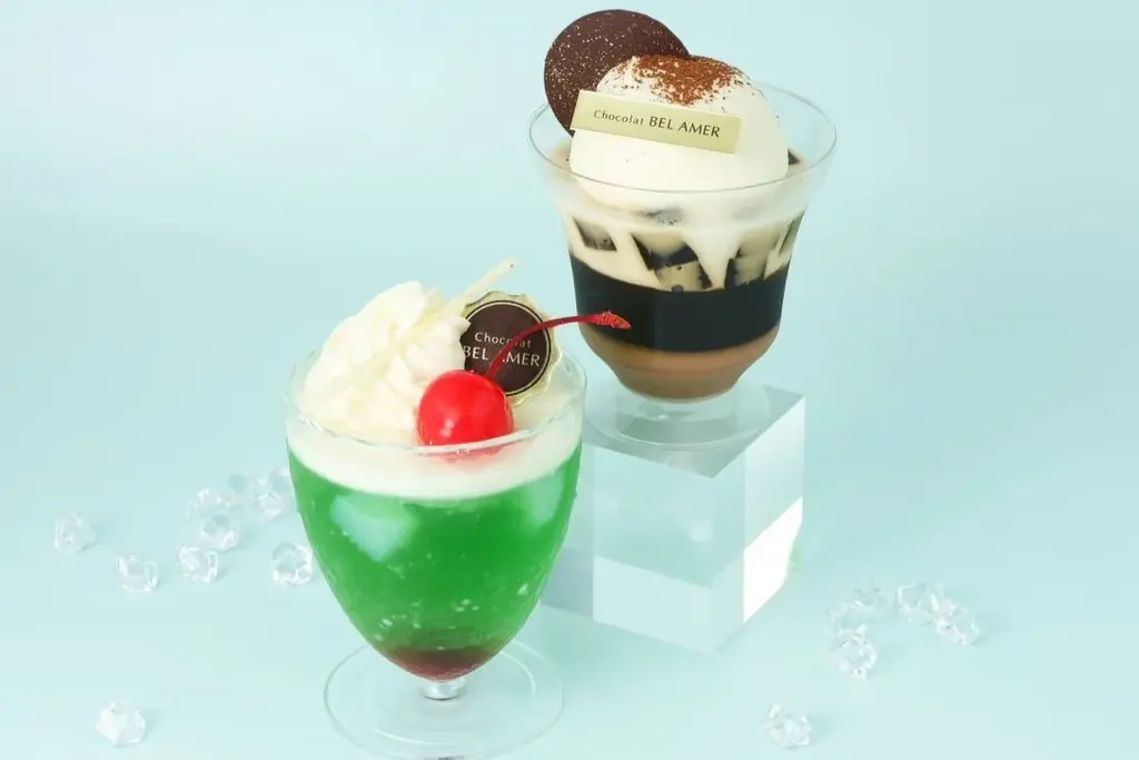 夏を感じる爽やかなスイーツが、ショコラ専門店「ベルアメール」から新発売！見た目にも涼やかなグラスデザート「ジュレクリームソーダ」とオレンジのムース「クレール オランジュ」が登場します。 画像 1