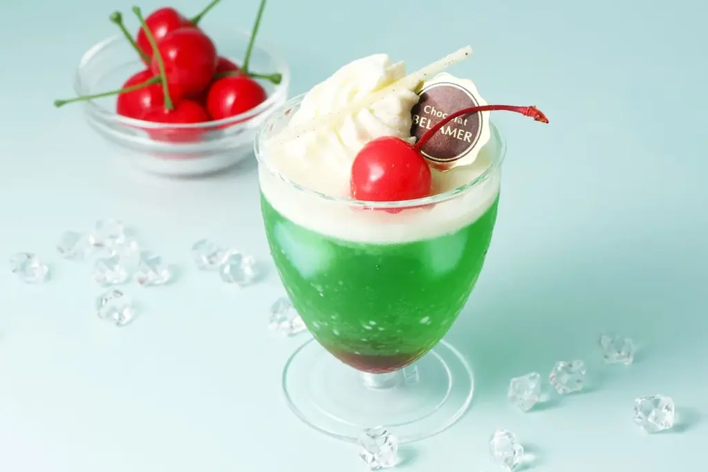 夏を感じる爽やかなスイーツが、ショコラ専門店「ベルアメール」から新発売！見た目にも涼やかなグラスデザート「ジュレクリームソーダ」とオレンジのムース「クレール オランジュ」が登場します。 画像 3