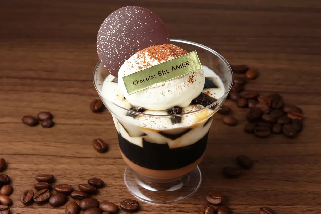 夏を感じる爽やかなスイーツが、ショコラ専門店「ベルアメール」から新発売！見た目にも涼やかなグラスデザート「ジュレクリームソーダ」とオレンジのムース「クレール オランジュ」が登場します。 画像 4