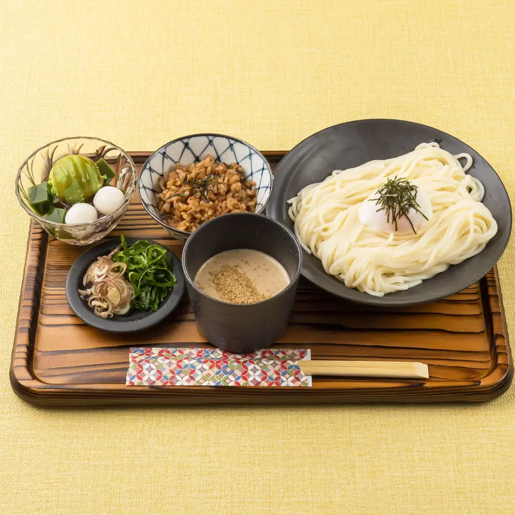 ミシュラン一つ星・京都の名店 「実伶」監修　京はやしやの新メニュー『冷やしごま味噌うどん』が登場 画像 4