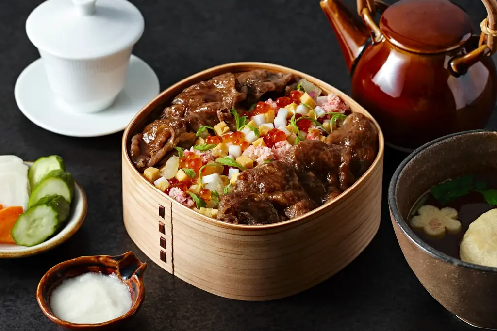 極上すき焼き、蟹、いくら、豪華三大食材を一度に味わう！　　　「特選焼きすき華ちらし」が数量限定で新登場 画像 1