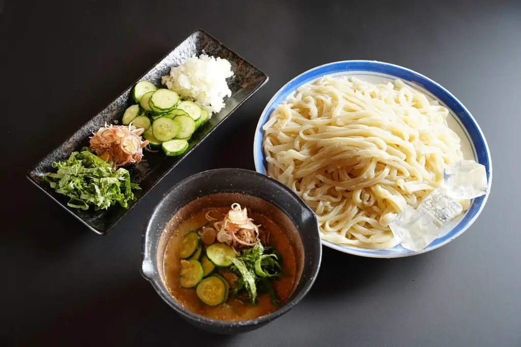 セブン‐イレブンから埼玉県限定商品が発売！「肉みそおむすび」「すったてうどん」新登場！埼玉県の“香り”と“涼”をおむすびと麺で味わう夏 画像 7