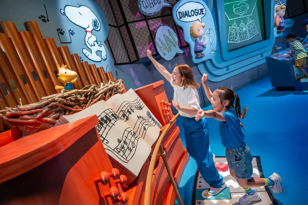 パーク開業当初から大人気の 『スヌーピー・スタジオ』 のリニューアルオープンを祝って、スヌーピーと『PEANUTS』の仲間たちを愛するファンとクルーが大集合！２０２５年７月１８日（金） リオープン 画像 10