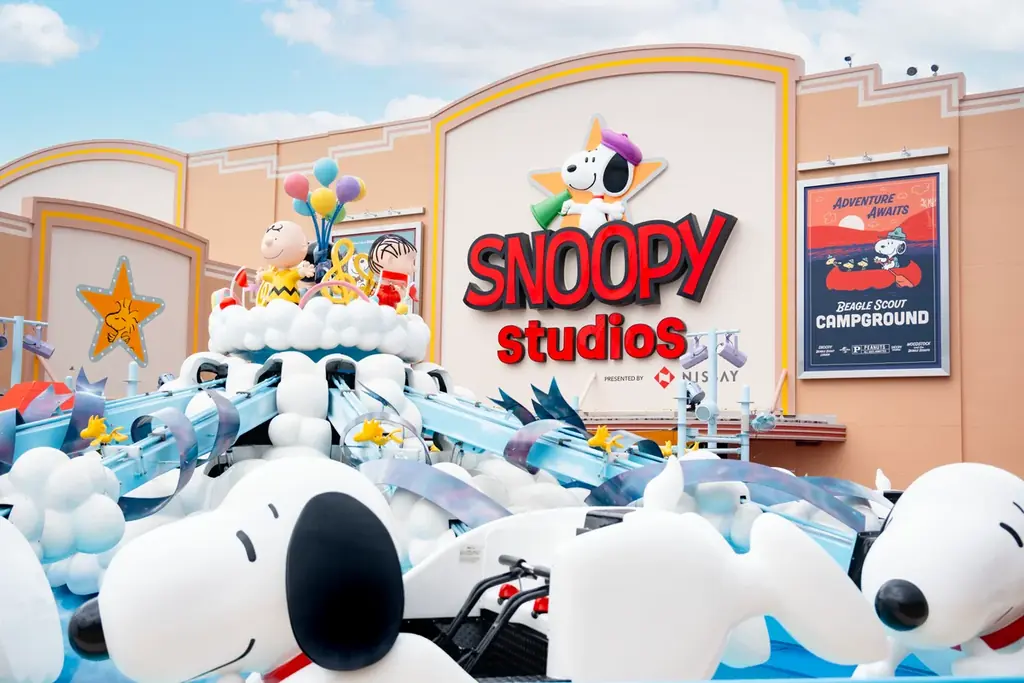 パーク開業当初から大人気の 『スヌーピー・スタジオ』 のリニューアルオープンを祝って、スヌーピーと『PEANUTS』の仲間たちを愛するファンとクルーが大集合！２０２５年７月１８日（金） リオープン 画像 3