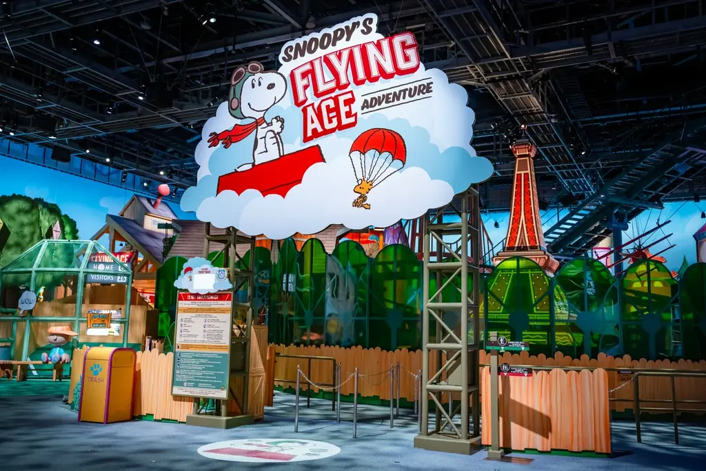 パーク開業当初から大人気の 『スヌーピー・スタジオ』 のリニューアルオープンを祝って、スヌーピーと『PEANUTS』の仲間たちを愛するファンとクルーが大集合!2025年7月18日(金) リオープン 画像 4