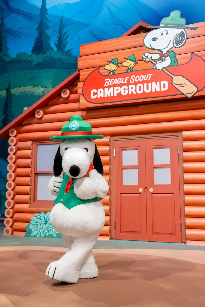 パーク開業当初から大人気の 『スヌーピー・スタジオ』 のリニューアルオープンを祝って、スヌーピーと『PEANUTS』の仲間たちを愛するファンとクルーが大集合!2025年7月18日(金) リオープン 画像 6