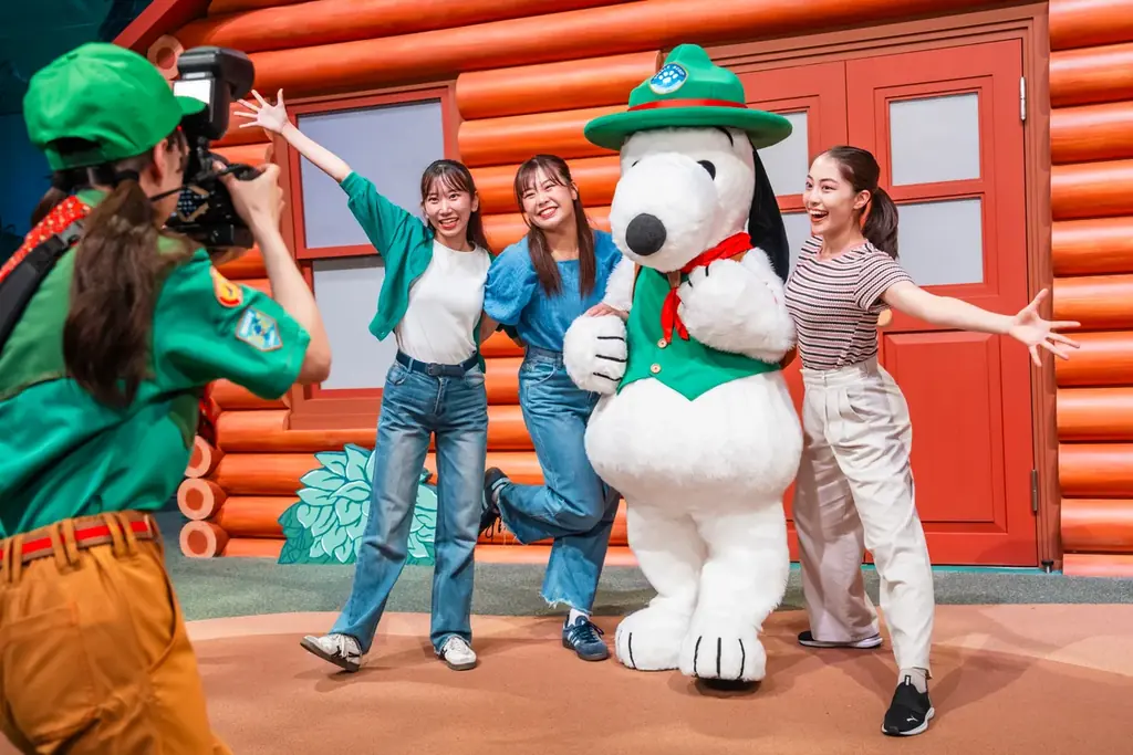 パーク開業当初から大人気の 『スヌーピー・スタジオ』 のリニューアルオープンを祝って、スヌーピーと『PEANUTS』の仲間たちを愛するファンとクルーが大集合!2025年7月18日(金) リオープン 画像 7