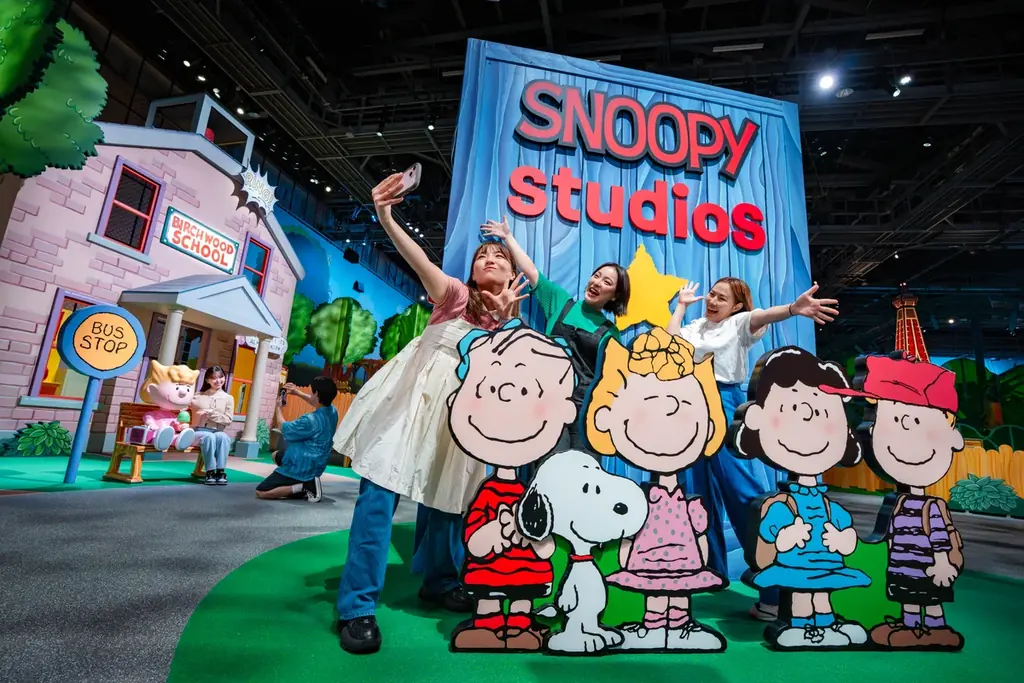 パーク開業当初から大人気の 『スヌーピー・スタジオ』 のリニューアルオープンを祝って、スヌーピーと『PEANUTS』の仲間たちを愛するファンとクルーが大集合!2025年7月18日(金) リオープン 画像 9