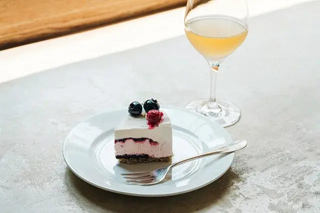 【DEAN & DELUCA】幡ヶ谷「kasiki」藤田澄香氏が初監修、 「夏苺と塩バニラオリーブオイルのアイスケーキ」数量限定発売。 画像 4