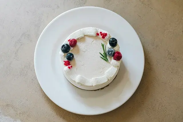 【DEAN & DELUCA】幡ヶ谷「kasiki」藤田澄香氏が初監修、 「夏苺と塩バニラオリーブオイルのアイスケーキ」数量限定発売。 画像 5