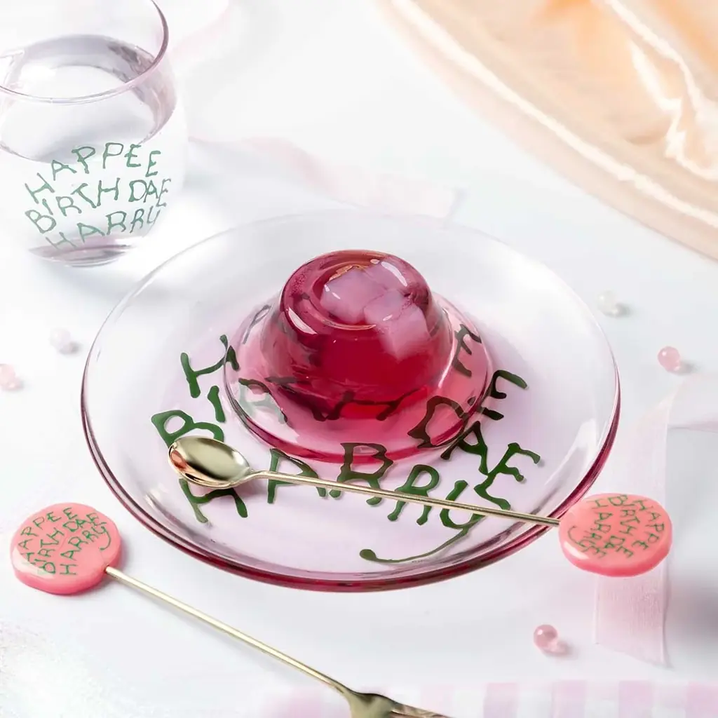 7月31日はハリー・ポッターの誕生日!2025年7月25日(金)より「ハリー・ポッター マホウドコロ」にて、ハグリッドがハリーへ贈ったバースデーケーキをモチーフにした新商品6種が登場 画像 4