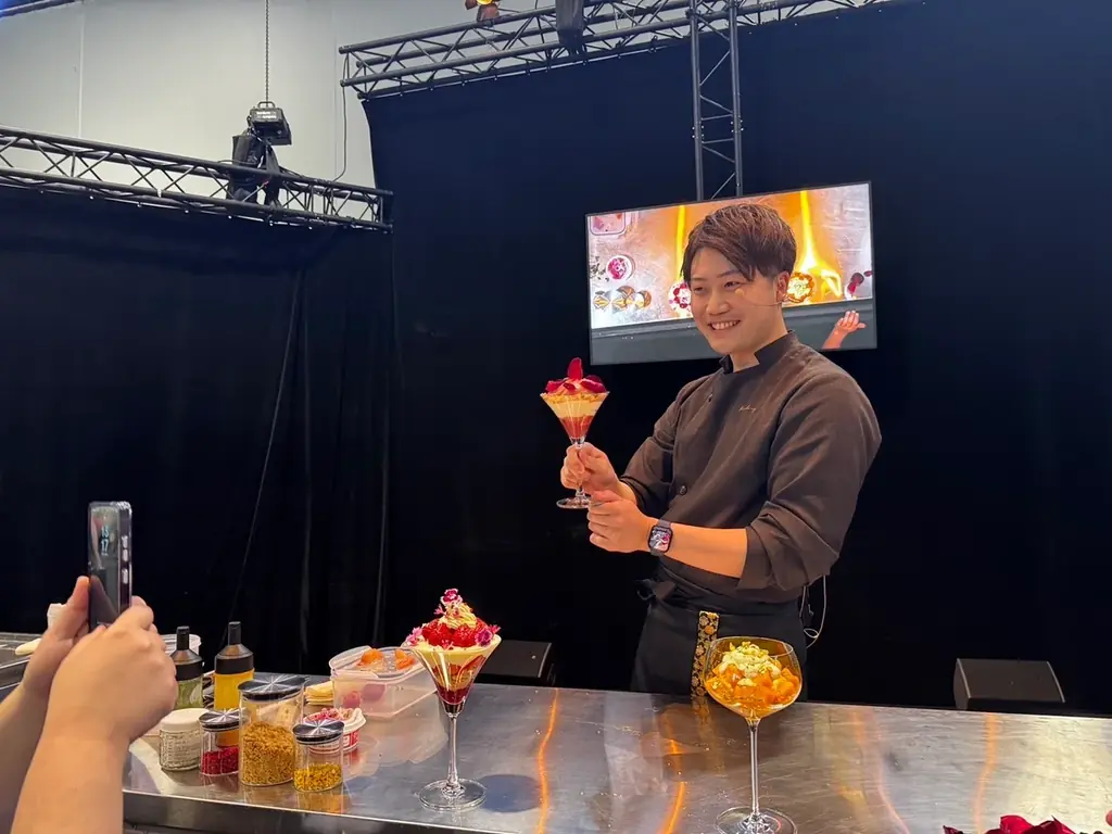 完全会員制パフェバー「Remake easy」、欧州最大イベント『Japan Expo Paris 2025』にCEO兼プロデューサーの林が初出演。“ライブ仕立てパフェ体験”をご提供。<事後レポート> 画像 2