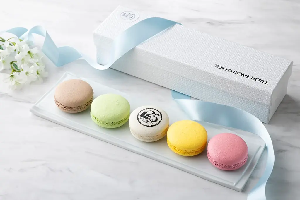 2種のクリームチーズとギリシャヨーグルトで仕上げたスフレチーズケーキが1日10個限定で新登場!東京ドームホテル開業25周年記念スペシャルスイーツ第4弾、夏らしい爽やかなケーキとマカロンを販売開始 画像 2