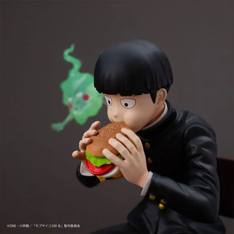 『モブサイコ100 III×文房具カフェ』コラボ描き下ろしイラストの「影山茂夫＆エクボ」「霊幻新隆」がフィギュアで登場。 画像 9