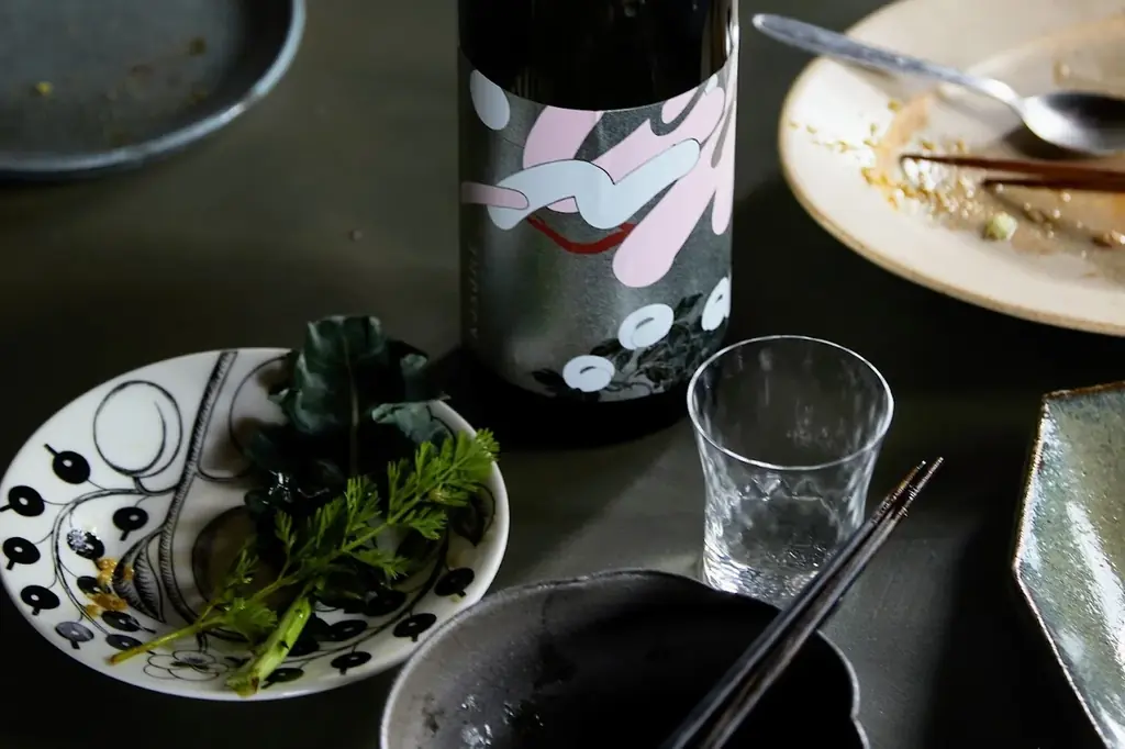 “食を楽しむ人”へ、2つの和酒『KASANE』。和洋折衷な「現代の和食」のための、柚子&茶のスパークリング和酒と日本酒が、7月24日(木)新登場。お取り寄せにも、グルメなあの人への贈り物やギフトにも。 画像 4