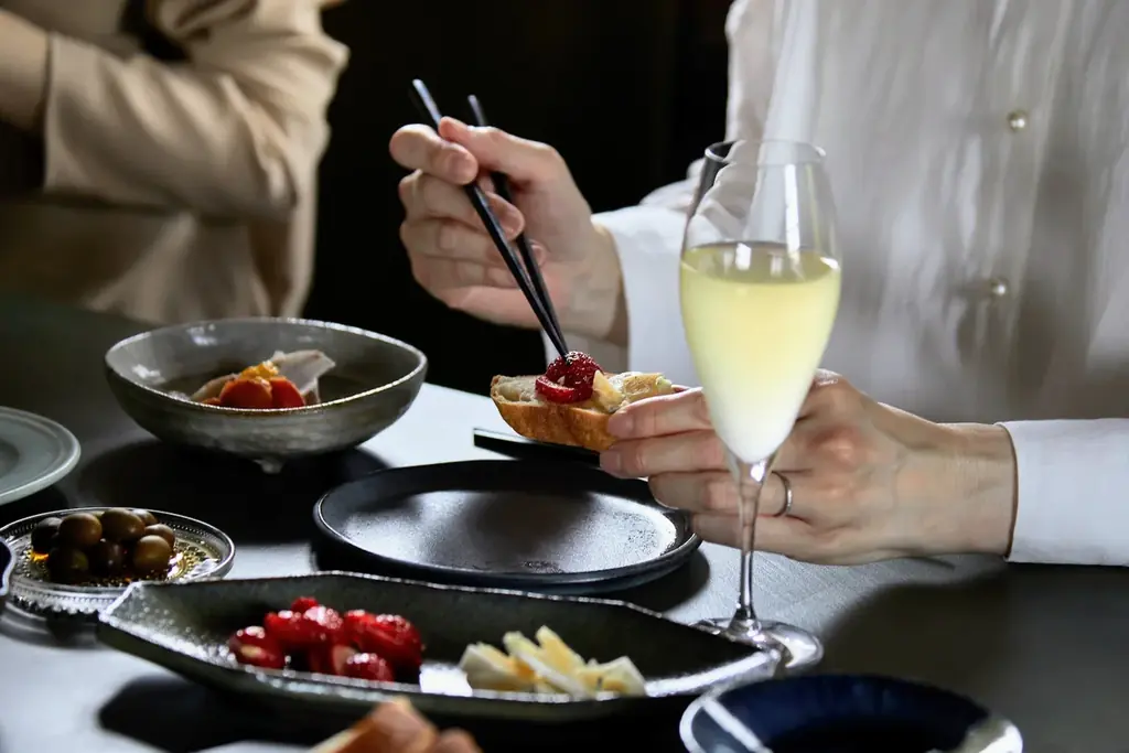 “食を楽しむ人”へ、2つの和酒『KASANE』。和洋折衷な「現代の和食」のための、柚子&茶のスパークリング和酒と日本酒が、7月24日(木)新登場。お取り寄せにも、グルメなあの人への贈り物やギフトにも。 画像 7