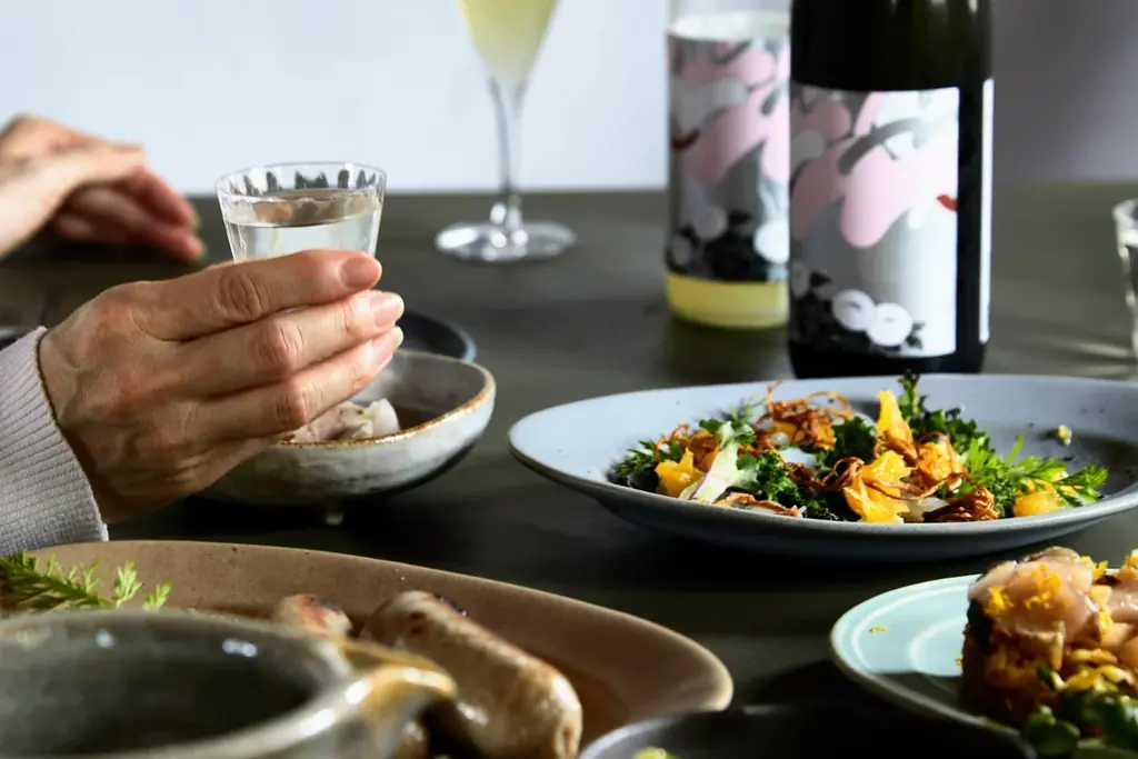 “食を楽しむ人”へ、2つの和酒『KASANE』。和洋折衷な「現代の和食」のための、柚子&茶のスパークリング和酒と日本酒が、7月24日(木)新登場。お取り寄せにも、グルメなあの人への贈り物やギフトにも。 画像 8