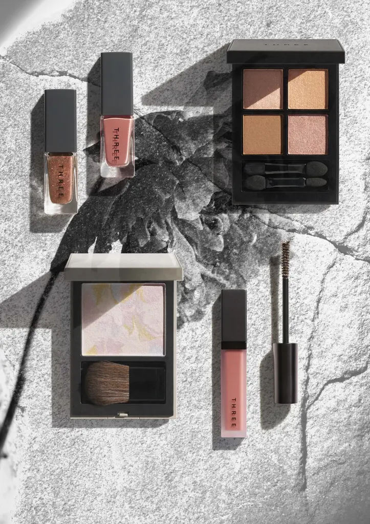 THREEから、「不調和の美学」を色と輝きで表現した2025 Autumn Makeup Collection発売！ 画像 2