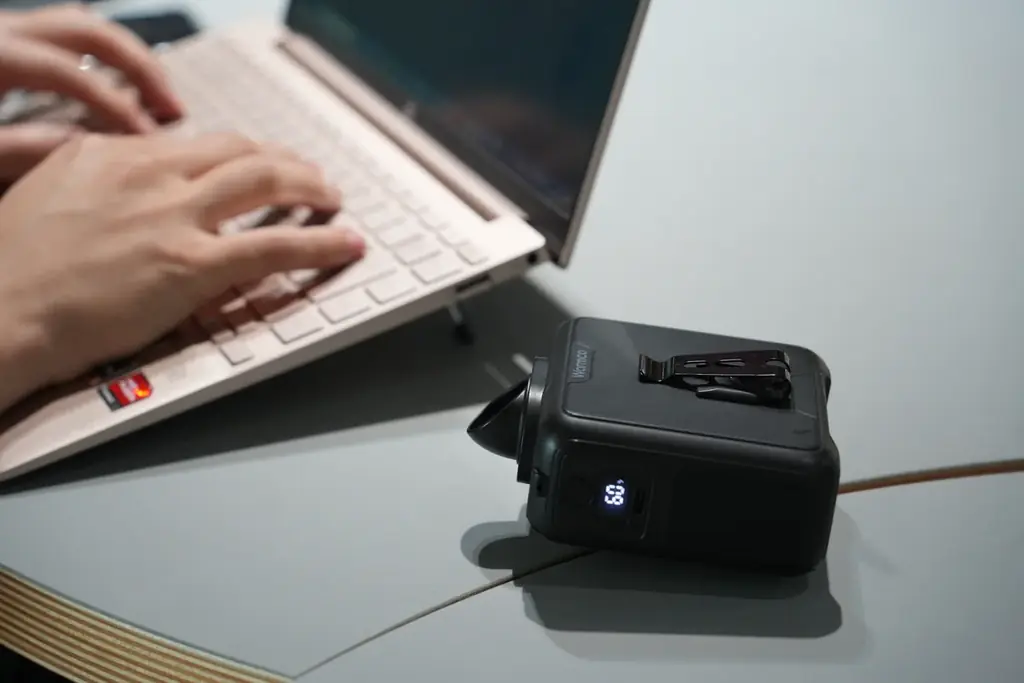 【猛暑対策の新定番】涼しさ・スマホ充電・ライトがひとつに!3WAYウェアラブル扇風機「AeroPrime W1」が販売開始 画像 3