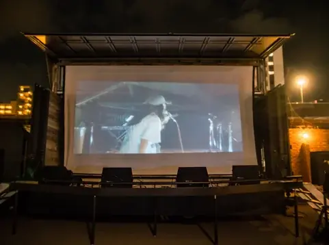 都会の真ん中で、映画とビールを楽しむ夏のひととき『SUMMER LOUNGE MEIJI PARK』8/1よりオープン！ 画像 5