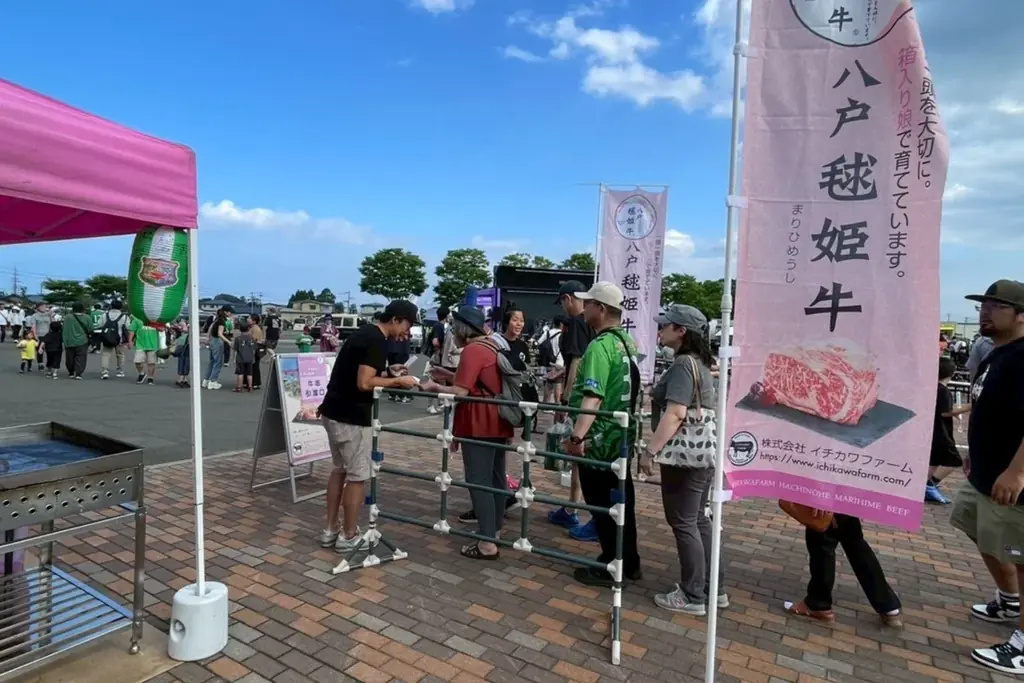 705本のお振る舞いに長蛇の列！八戸毬姫牛、今年度初のナイター戦で今年も大盛況 画像 2