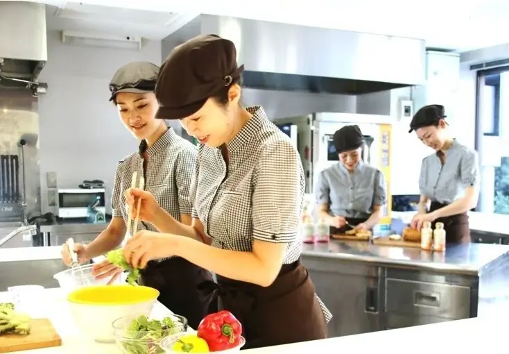 【料理教室｜8月・9月 対面＆オンライン開催】おうち時間を充実させる人気メニュー 手ごねピザとふわふわチキンナゲット（対面）／しっとり蒸し鶏のサラダ（オンライン） 画像 4