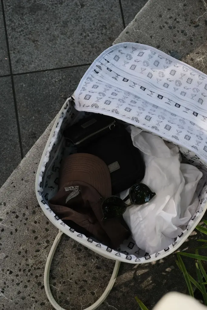 とんだ林蘭とAwwがコラボレーション 夏の旅気分を盛り上げる限定プリントのバッグ&ポーチが登場 画像 2
