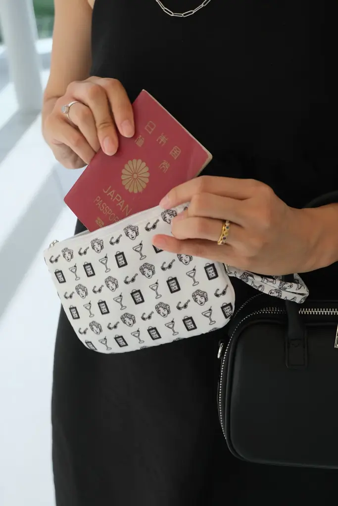 とんだ林蘭とAwwがコラボレーション 夏の旅気分を盛り上げる限定プリントのバッグ&ポーチが登場 画像 4