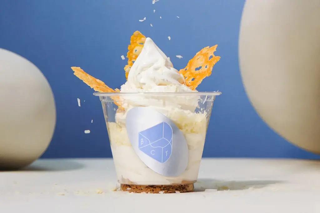【味変スイーツ】BAKEの濃厚ソフトクリームがチーズスイーツへ進化！カリッ & フワッ食感！甘じょっぱいひんやりスイーツに「ベイクTHEソフトクリーム ダブルチーズ（カップ）」 画像 1